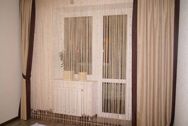 нитевые шторы в гостинную с балконной дверью