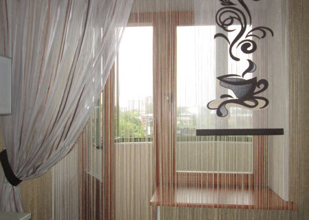 Занавески в зал с балконом: особенности расположения