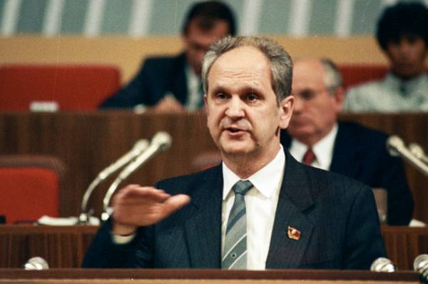 Смерть в августе. Что делал Явлинский в квартире мертвого главы МВД СССР?
Смерть в августе. Что делал Явлинский в квартире мертвого главы МВД СССР?