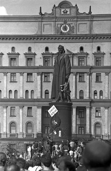 Смерть в августе. Что делал Явлинский в квартире мертвого главы МВД СССР?
Смерть в августе. Что делал Явлинский в квартире мертвого главы МВД СССР?