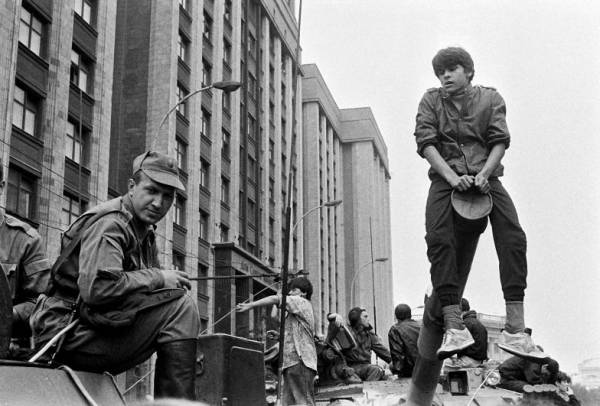 Смерть в августе. Что делал Явлинский в квартире мертвого главы МВД СССР?
Смерть в августе. Что делал Явлинский в квартире мертвого главы МВД СССР?