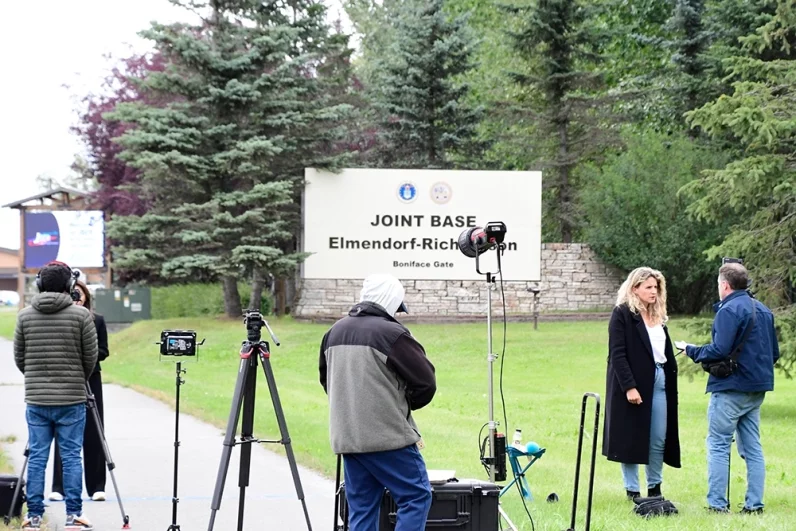 «В магазинах все сметают». Россиянка рассказала, что творится в Анкоридже
«В магазинах все сметают». Россиянка рассказала, что творится в Анкоридже