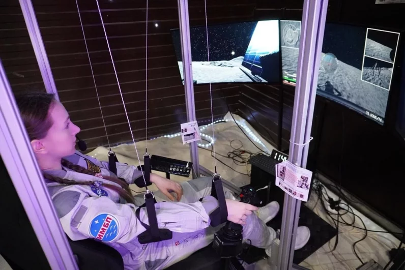 Космическая Анжелика. Слетав на Луну, она собирается отправиться на Марс
Космическая Анжелика. Слетав на Луну, она собирается отправиться на Марс