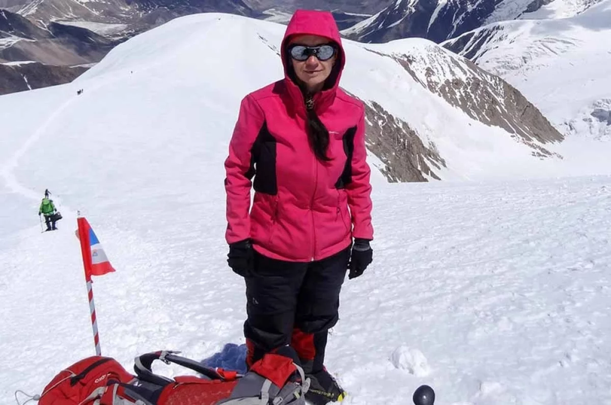 Дурные знаки. Альпинистку на пике Победы в пропасть сорвал гид-новичок
Дурные знаки. Альпинистку на пике Победы в пропасть сорвал гид-новичок