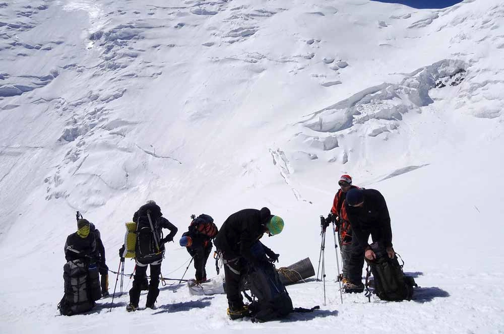 Дурные знаки. Альпинистку на пике Победы в пропасть сорвал гид-новичок
Дурные знаки. Альпинистку на пике Победы в пропасть сорвал гид-новичок