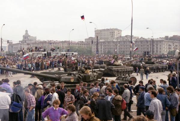 Смерть в августе. Что делал Явлинский в квартире мертвого главы МВД СССР?
Смерть в августе. Что делал Явлинский в квартире мертвого главы МВД СССР?