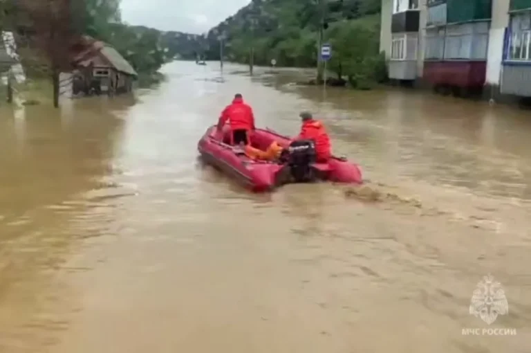 МЧС: из-за подтопления домов на Сахалине проводится эвакуация жителей