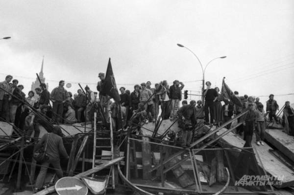 Смерть в августе. Что делал Явлинский в квартире мертвого главы МВД СССР?
Смерть в августе. Что делал Явлинский в квартире мертвого главы МВД СССР?