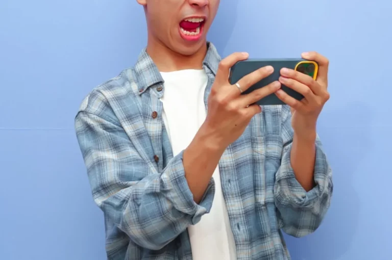 Проиграл в онлайн-игру и психанул. Подросток убил маму, брата и сестёр