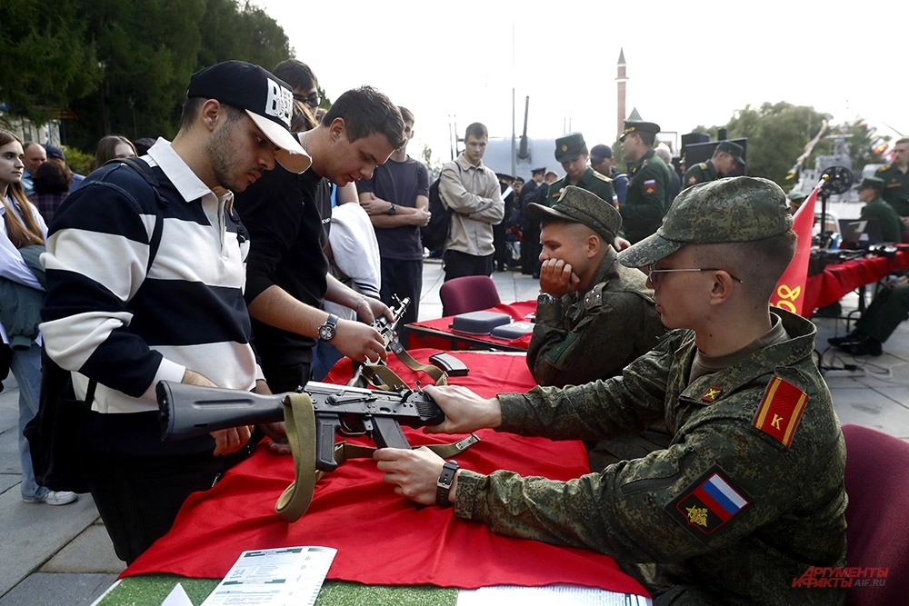 Родину защищать. На Поклонной горе прошел слёт военных институтов страны
Родину защищать. На Поклонной горе прошел слёт военных институтов страны