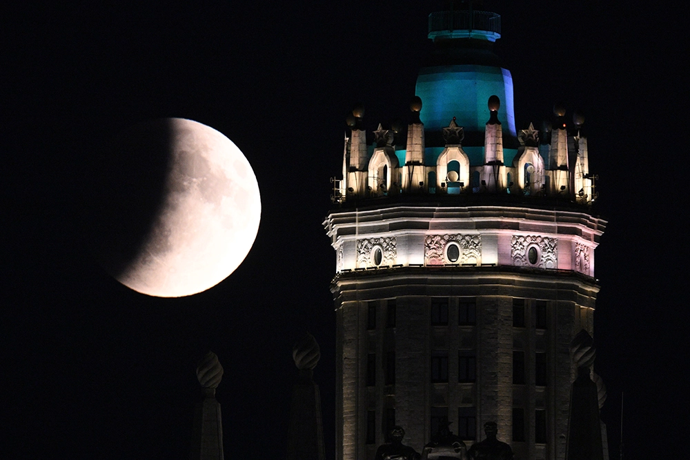 
        Лунное затмение 7 сентября. Все фазы кровавой Луны - на ваших глазах    