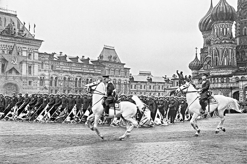 
        Ужас «Иосифа Сталина». Тайны «забытого» парада Победы осенью 1945 в Берлине    