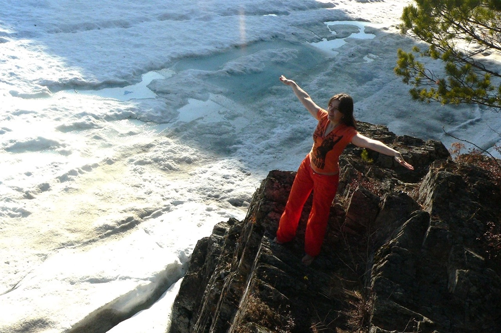 
        Никто не угрожает. Россиянку из индийской пещеры вернули с детьми в Москву    