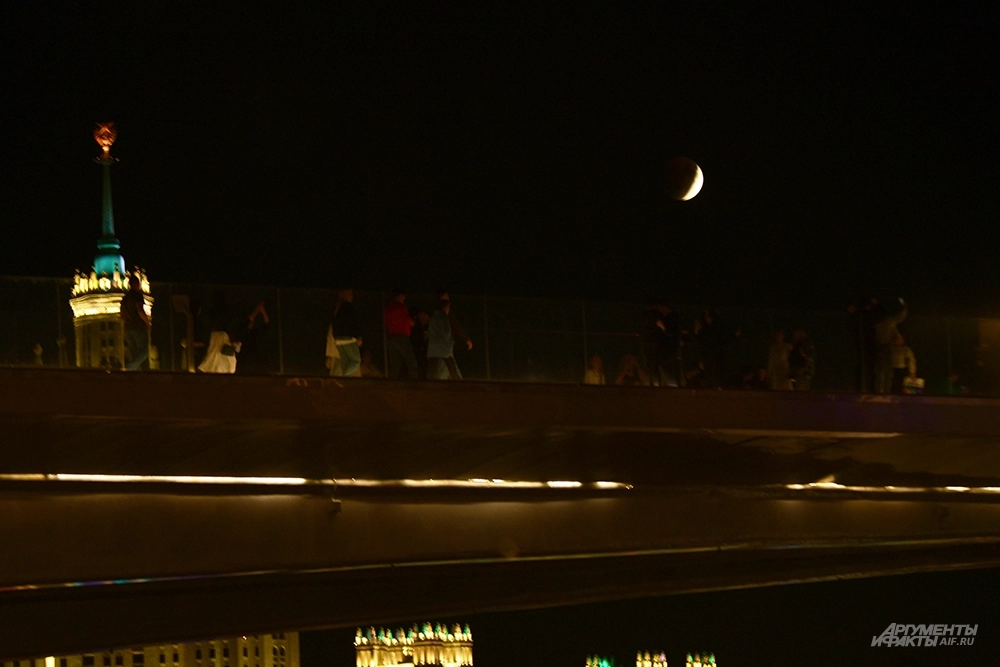 
        Лунное затмение 7 сентября. Все фазы кровавой Луны - на ваших глазах    