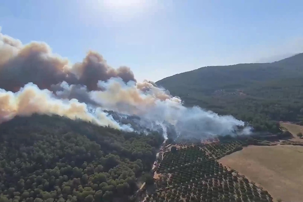 Потопы, смерчи, пожары. На популярные курорты обрушилось буйство стихий
Потопы, смерчи, пожары. На популярные курорты обрушилось буйство стихий