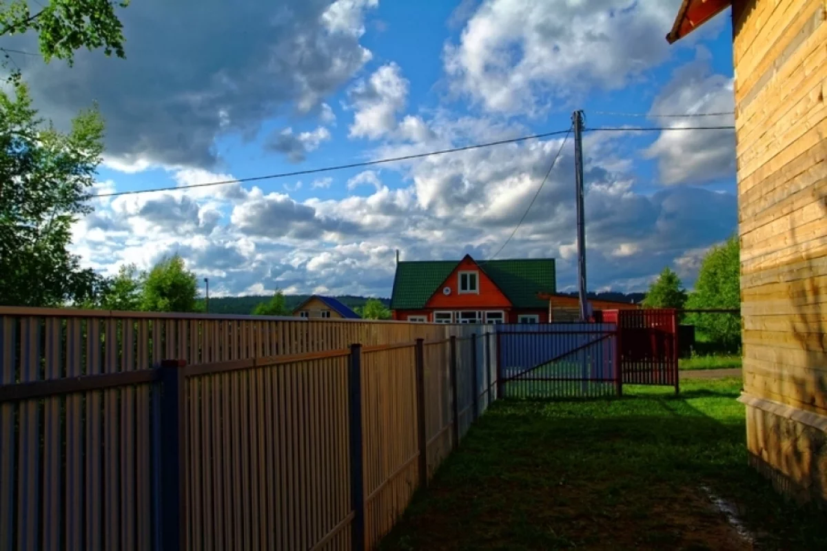 Вернуть и не сесть в тюрьму. Что делать, если сосед захватил часть участка
Вернуть и не сесть в тюрьму. Что делать, если сосед захватил часть участка