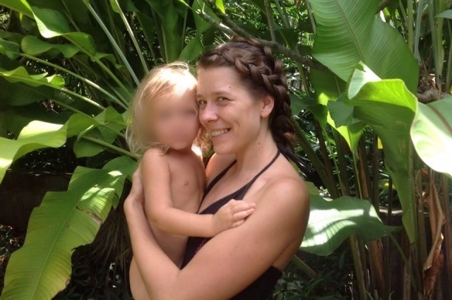 
        Никто не угрожает. Россиянку из индийской пещеры вернули с детьми в Москву    