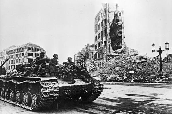 
        Ужас «Иосифа Сталина». Тайны «забытого» парада Победы осенью 1945 в Берлине    