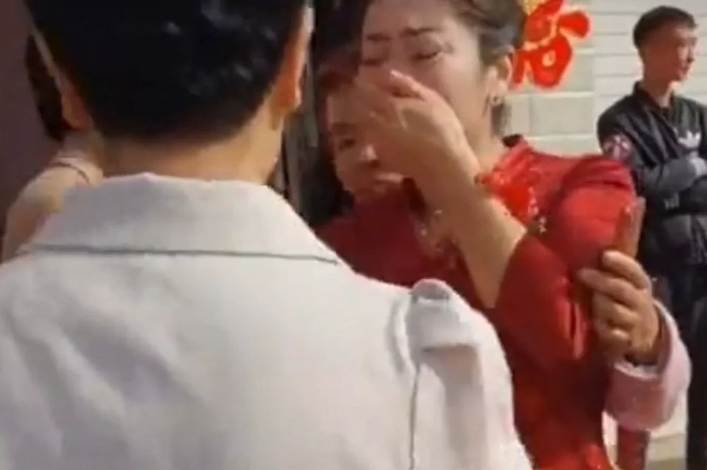 Свадьба и кровные узы. Мать жениха узнала в невесте свою потерянную дочь
Свадьба и кровные узы. Мать жениха узнала в невесте свою потерянную дочь