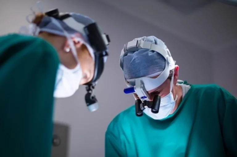 Размером с голову. Мужчина 16 лет ходил с огромной опухолью на шее