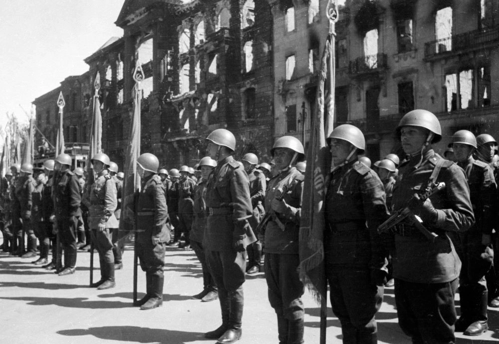 
        Ужас «Иосифа Сталина». Тайны «забытого» парада Победы осенью 1945 в Берлине    