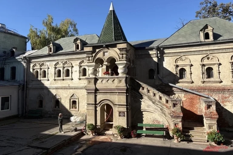 Дом первопечатника. Как живет 95-летняя кузница исторических кадров страны