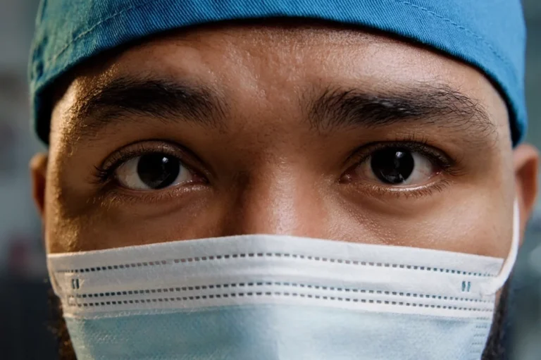 Труп — в морозильник, на лицо — маску. Медбрат убил врача и притворялся им