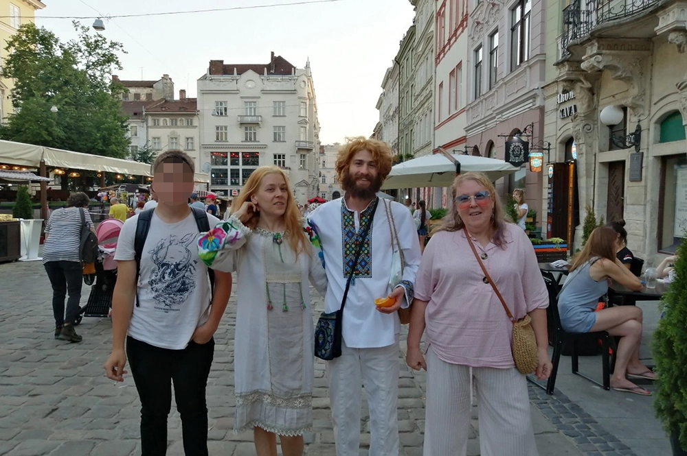 
        Никто не угрожает. Россиянку из индийской пещеры вернули с детьми в Москву    