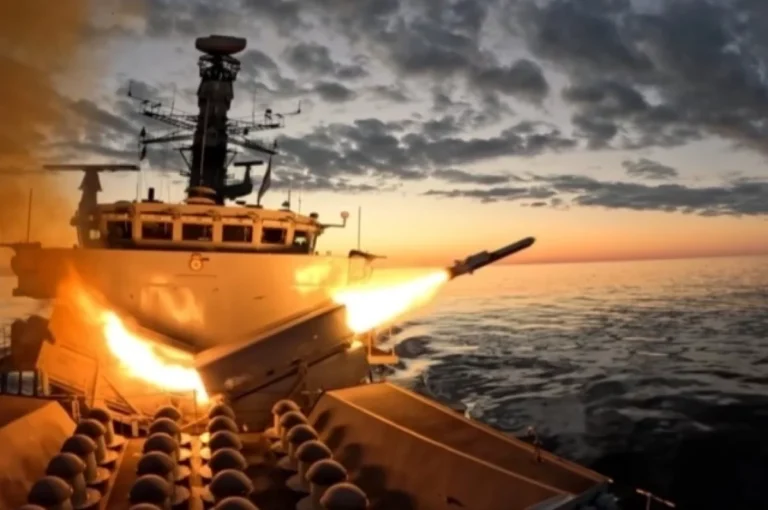 Sun показало, как фрегат ВС Британии запускает «ракету-убийцу в сторону РФ»