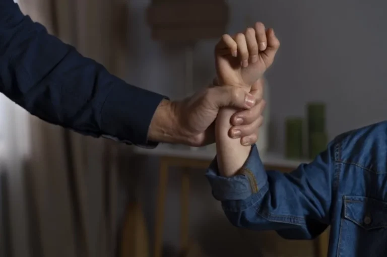 Волонтеры-извращенцы. Молодожены 4 года насиловали детей, которых опекали