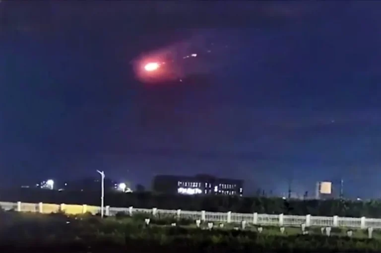 Метеор или НЛО? Эксперты гадают, что взорвалось в небе над Китаем