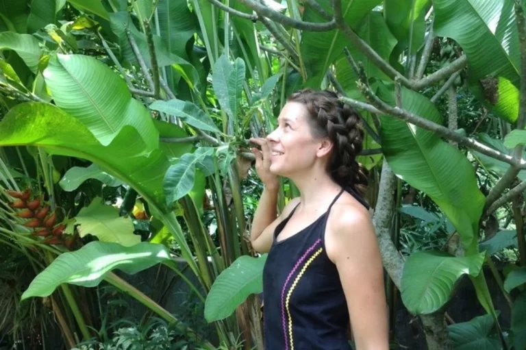 Никто не угрожает. Россиянку из индийской пещеры вернули с детьми в Москву