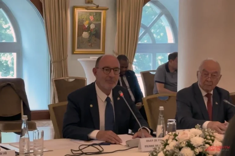 Идеальная укладка, легкий макияж. Внук Шарля де Голля привез в Москву жену