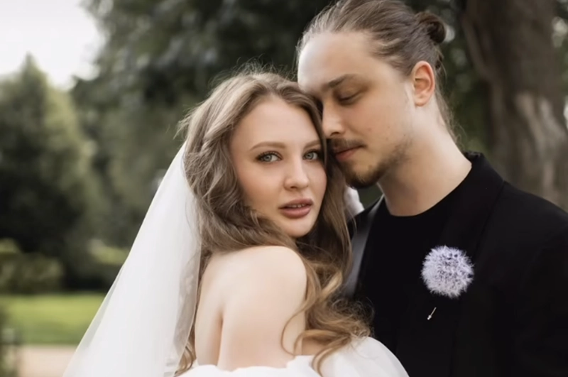 
        Откровенное прошлое. Как невестка-стриптизерша покорила семью Королевой    