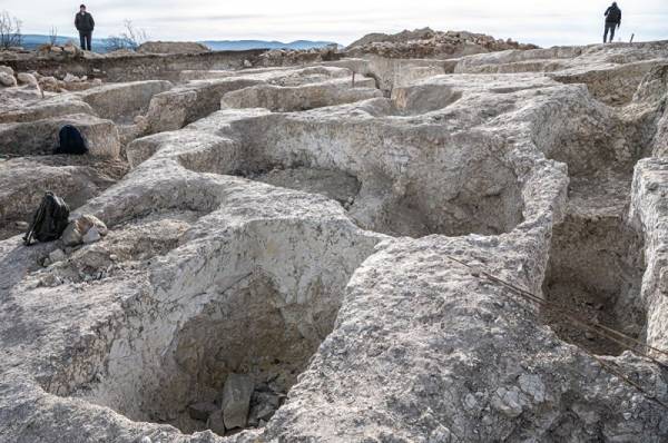 Сенсация в Крыму. Под Керчью найдены руины неизвестной древней крепости
Сенсация в Крыму. Под Керчью найдены руины неизвестной древней крепости