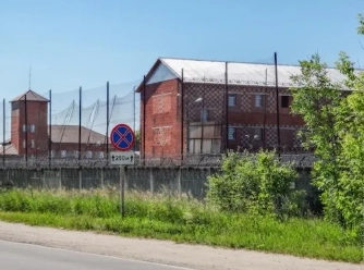 Генерал Попов в колонии: работа в швейном цеху и «звездные» соседи
Генерал Попов в колонии: работа в швейном цеху и «звездные» соседи