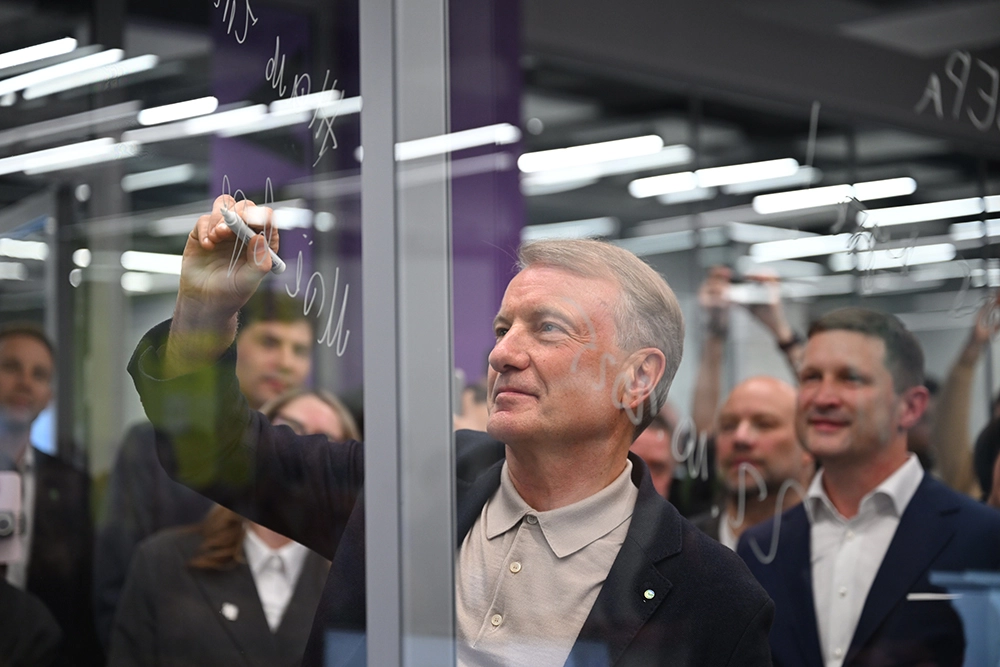 
        Искусственный интеллект и Дружба народов. Сбер открыл в РУДН «Школу 21»    