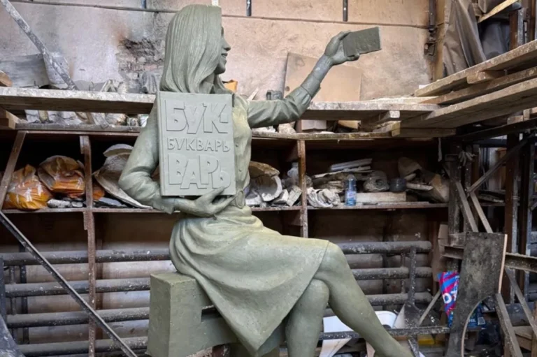 Пошлятина какая! В Дзержинском скандалят из-за памятника учительнице