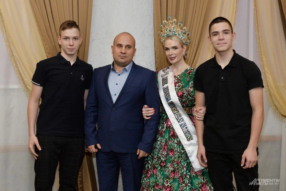 
        Еду восхищать. «Вице-миссис России» Скрябину на конкурс тайно отправили дети    