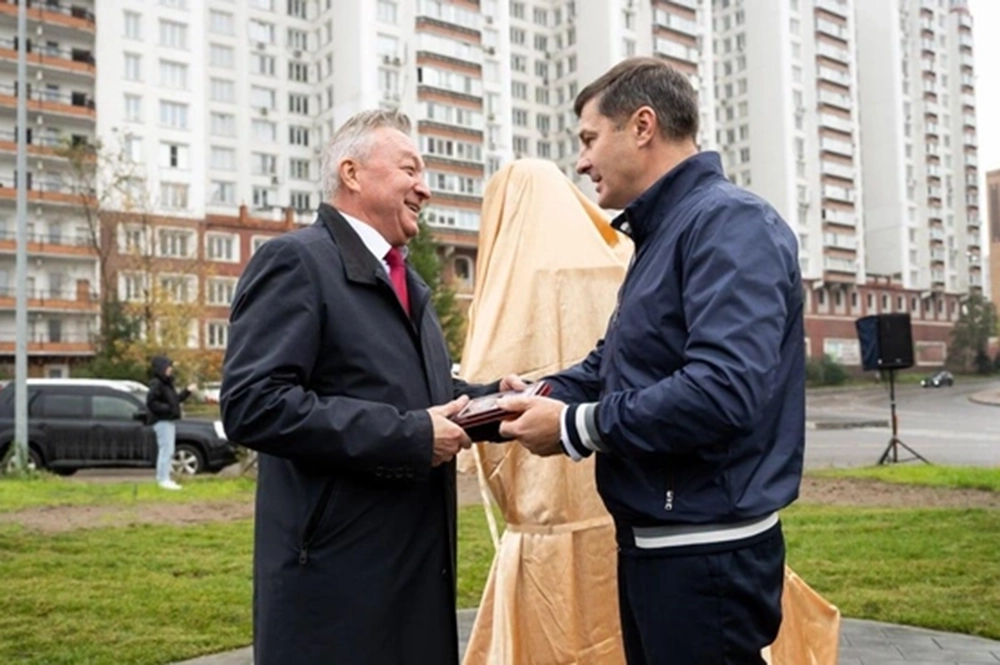 
        Пошлятина какая! В Дзержинском скандалят из-за памятника учительнице    