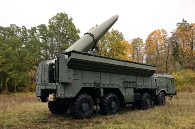 МО показало видео удара «Искандера» по скрытой позиции Himars под Харьковом