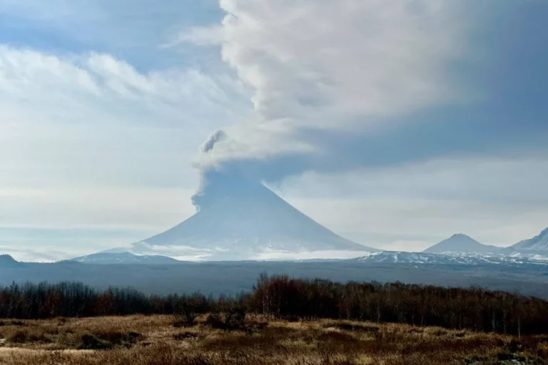 Вулкан Ключевской на Камчатке выбросил пепел на высоту 7,2 км