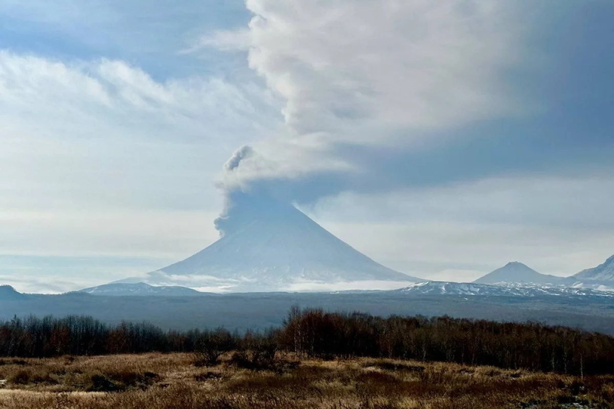 Вулкан Ключевской на Камчатке выбросил пепел на высоту 7,2 км
Вулкан Ключевской на Камчатке выбросил пепел на высоту 7,2 км