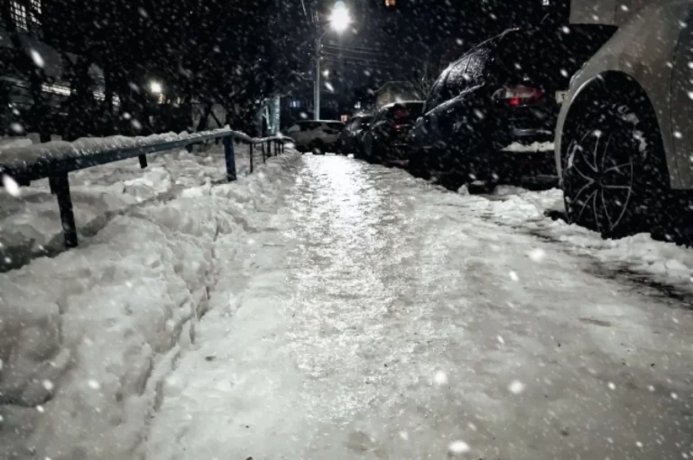 На федеральных трассах «Байкал» и «Амур» образовались пробки из-за гололеда