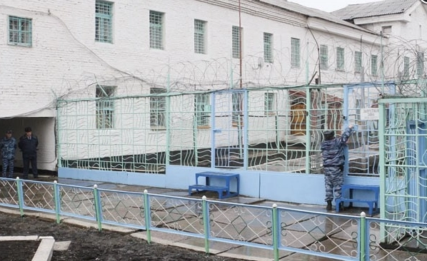 Генерал Попов в колонии: работа в швейном цеху и «звездные» соседи
Генерал Попов в колонии: работа в швейном цеху и «звездные» соседи