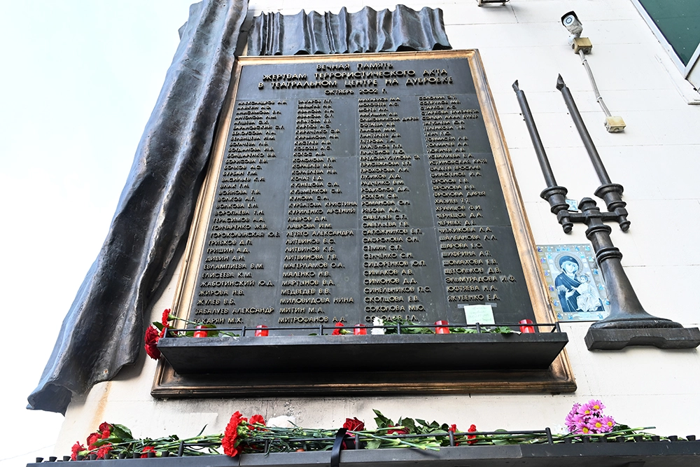 Ромео и Джульетта «Норд Оста». У могил влюблённых подростков — всегда цветы
Ромео и Джульетта «Норд Оста». У могил влюблённых подростков — всегда цветы