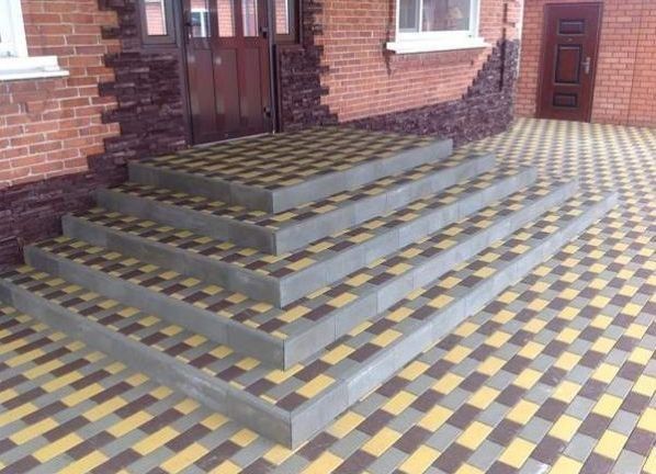 Брусчатка у порога: как выбрать тротуарную плитку и преобразить двор