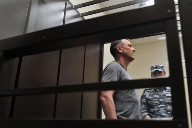 Генерал Попов в колонии: работа в швейном цеху и «звездные» соседи